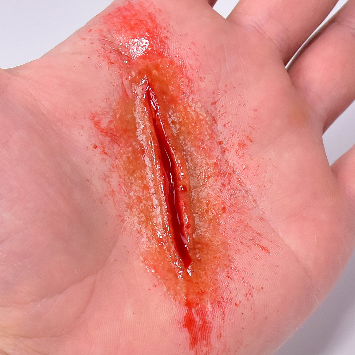 Ferita finta in lattice Grimas 801 Small scar, applicata sulla pelle