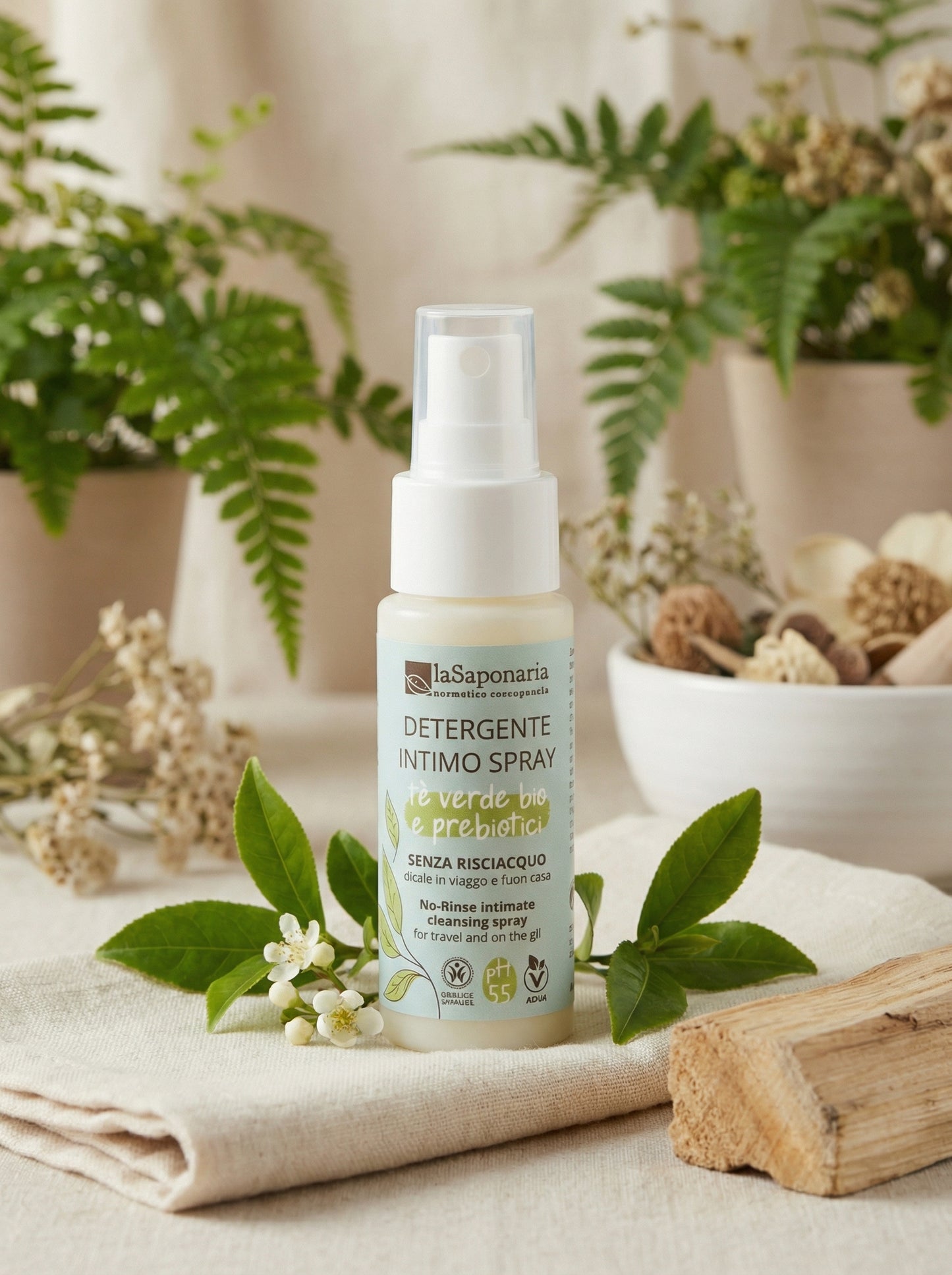 Detergente Intimo Spray senza risciacquo Tè verde bio & Prebiotici pH 5.5 by La Saponaria — hero product photo