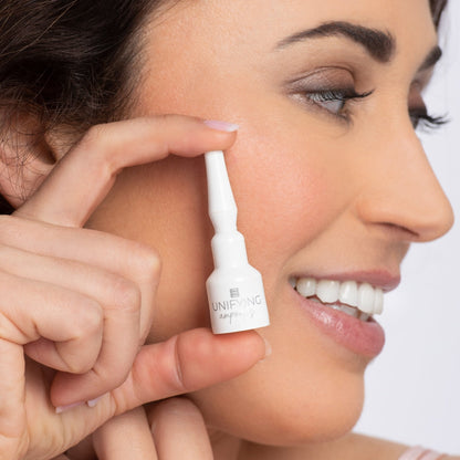 Trattamento urto alla bava di lumaca fiale monodose con attivi ad azione uniformante, illuminante e schiarente Prodigious Helix Unifying Ampoules