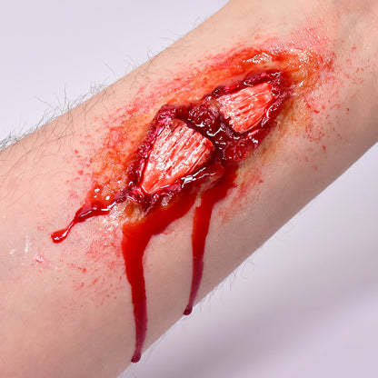Ferita finta in lattice Grimas 810 Broken bone, applicata sulla pelle