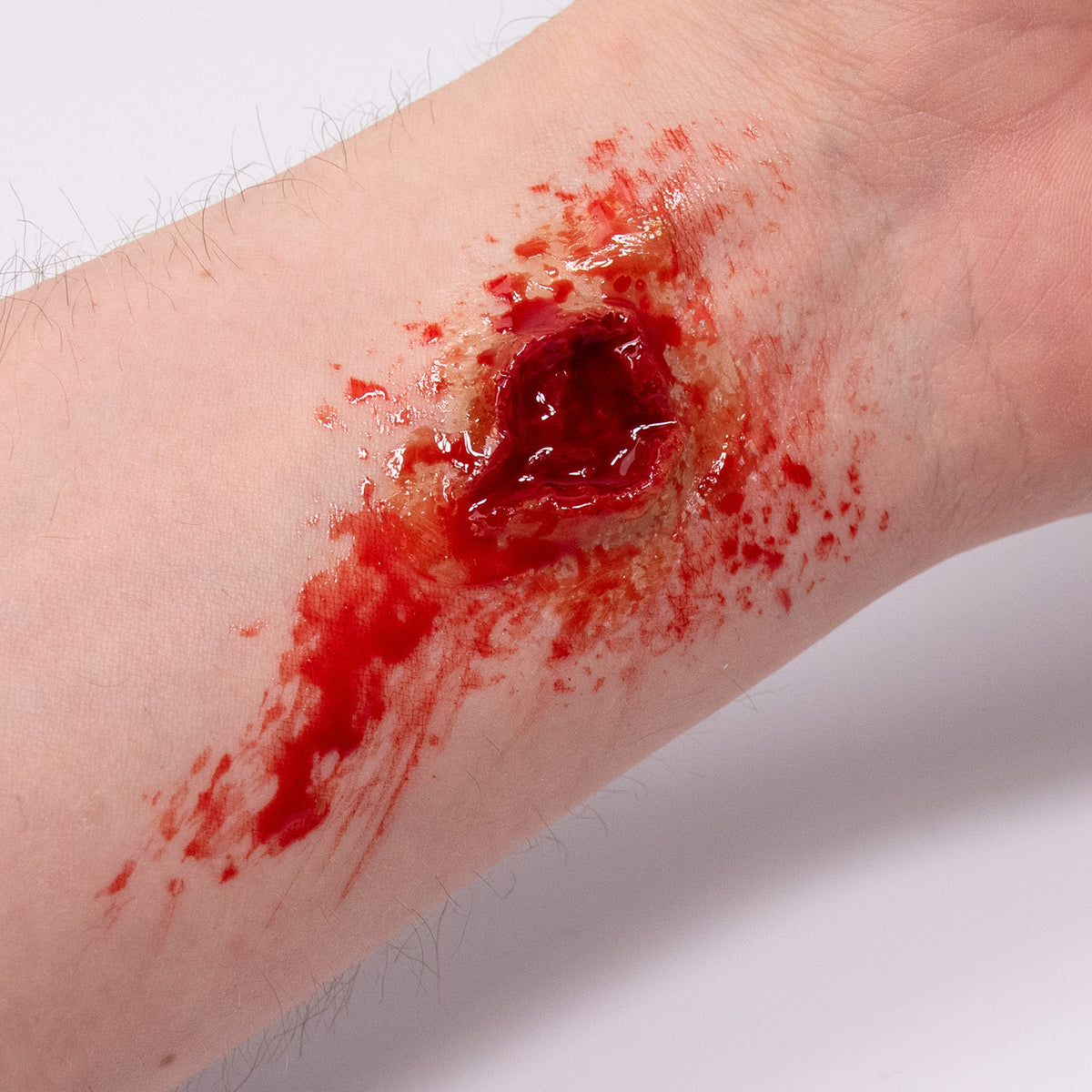 Ferita finta in lattice Grimas 808 Open wound, applicata sulla pelle
