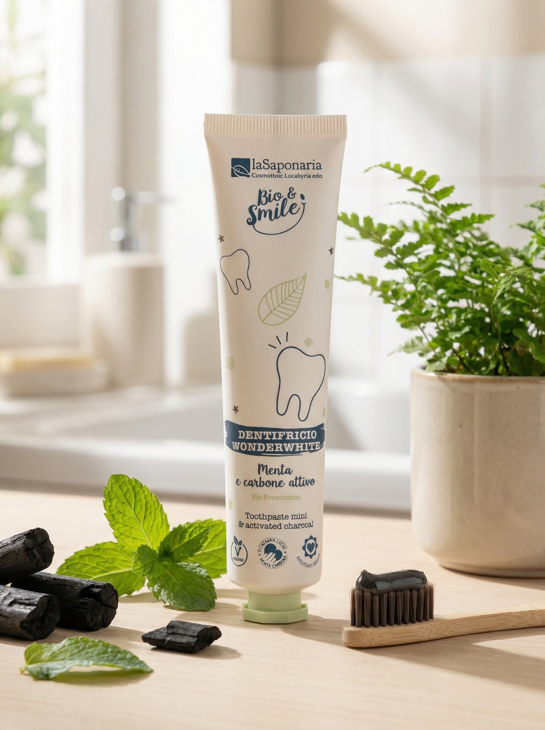 Dentifricio sbiancante WonderWhite Menta&Carbone Bio Freschezza by La Saponaria — hero product photo