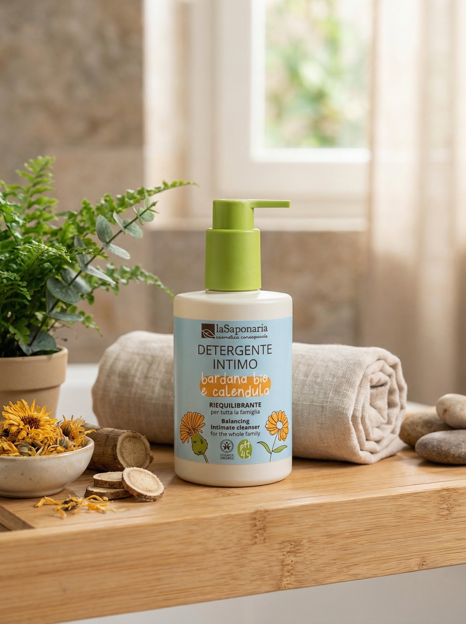 Detergente Intimo Riequilibrante Bardana e Calendula pH 4.5 by La Saponaria — hero product photo