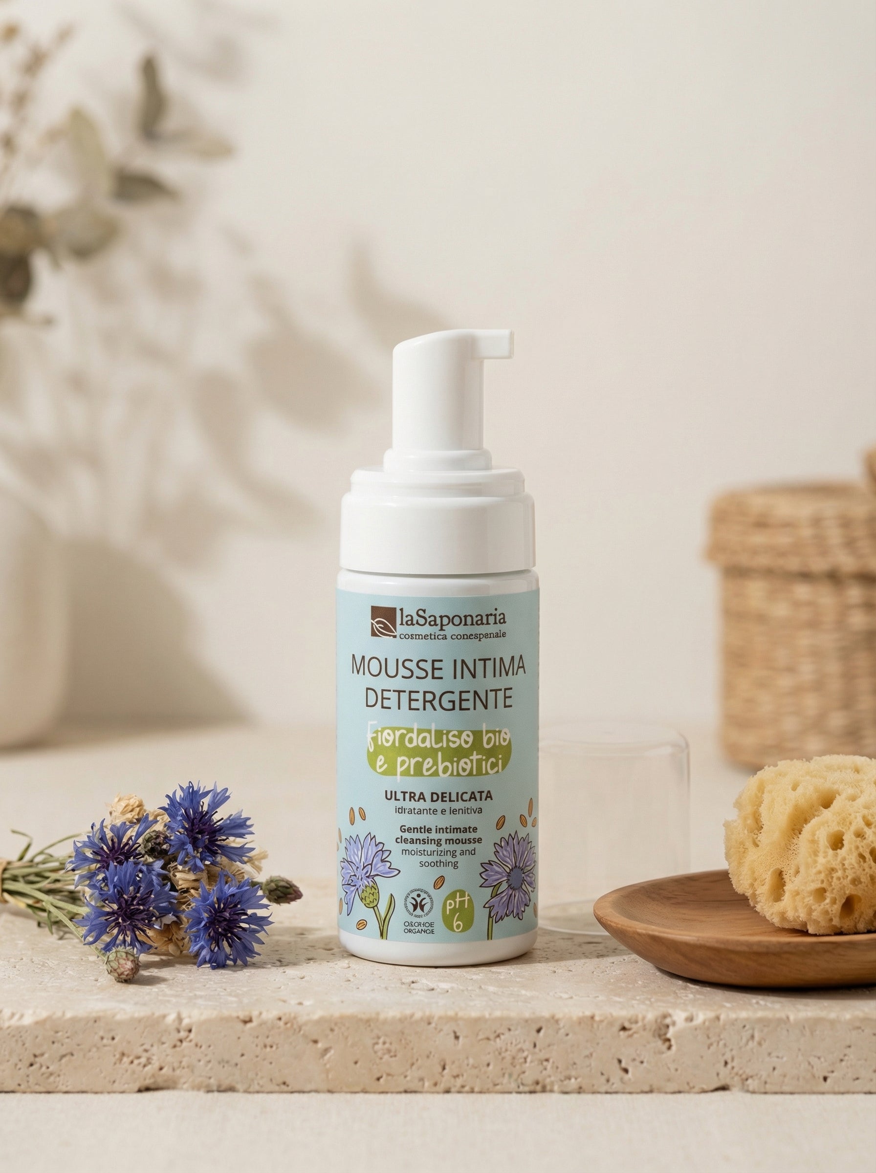 Mousse intima detergente fiordaliso bio e prebiotici ultra delicata PH6 by La Saponaria — hero product photo